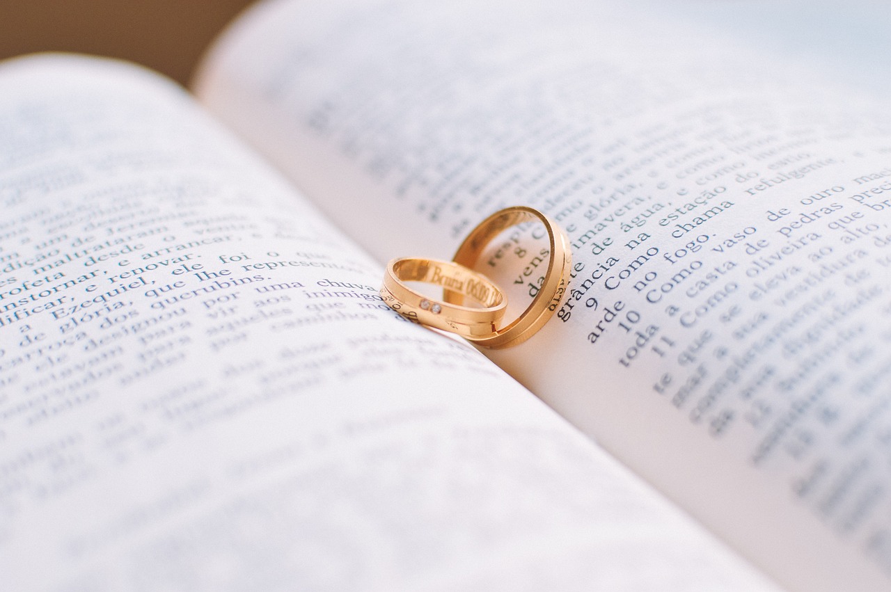 本の上に結婚指輪