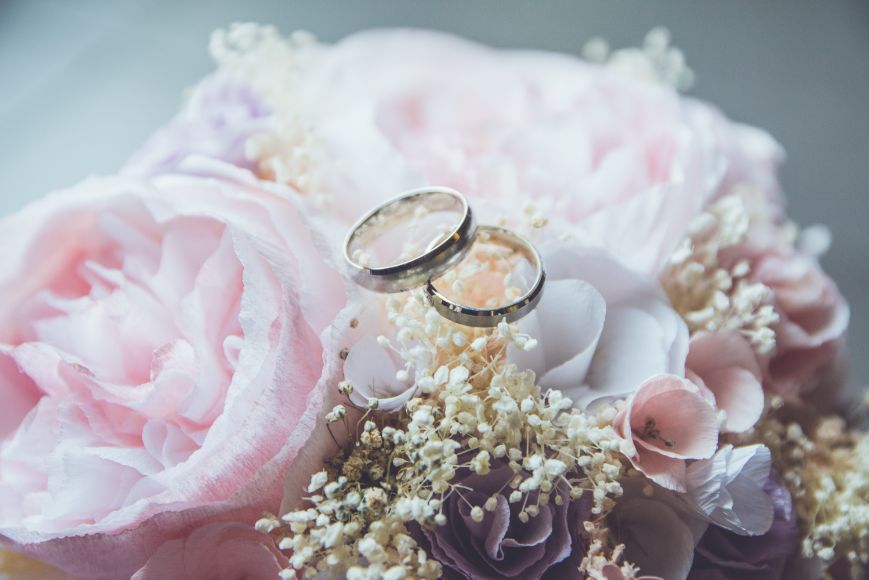 花の上に置かれた結婚指輪